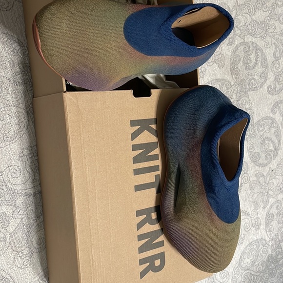 Yeezy Knit Runners, Azure . US size 6 - Picture 2 of 5